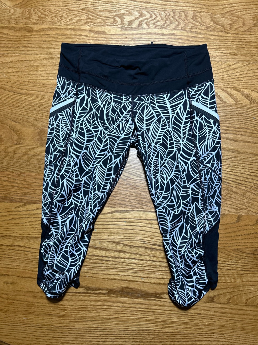 Women’s Lululemon Tights Capri Length Black and White Pattern Size 8